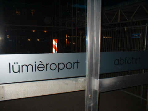 Foto: Zwei Türen. Aufschrift: "Lümiéroport" und "Abfahrt"