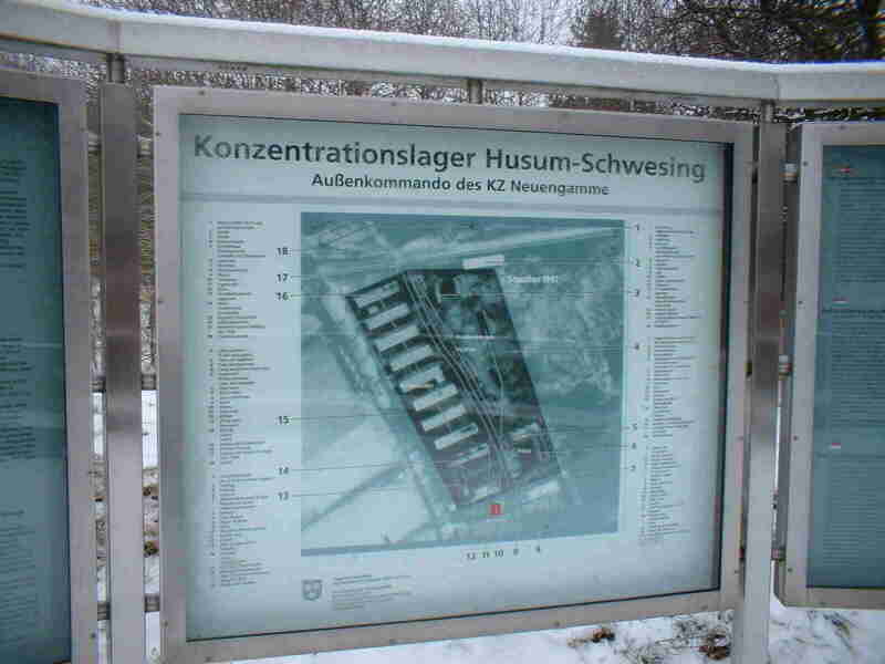 Foto: Die Informationstafel, am Parkplatz, mit dem Luftbild des Lagers.